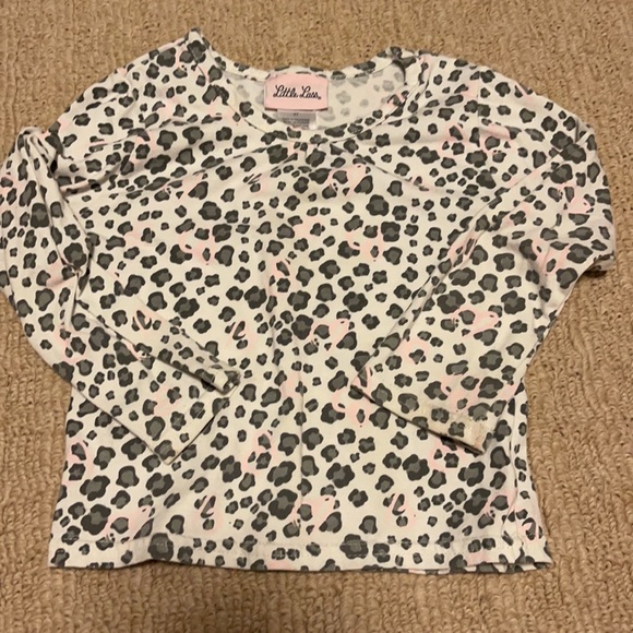 💕 3/$10  Soft gray and pink leopard and heart print tee - Picture 2 of 3